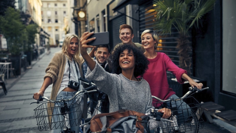 Friends and family enjoying Hotel Employee Rate travel